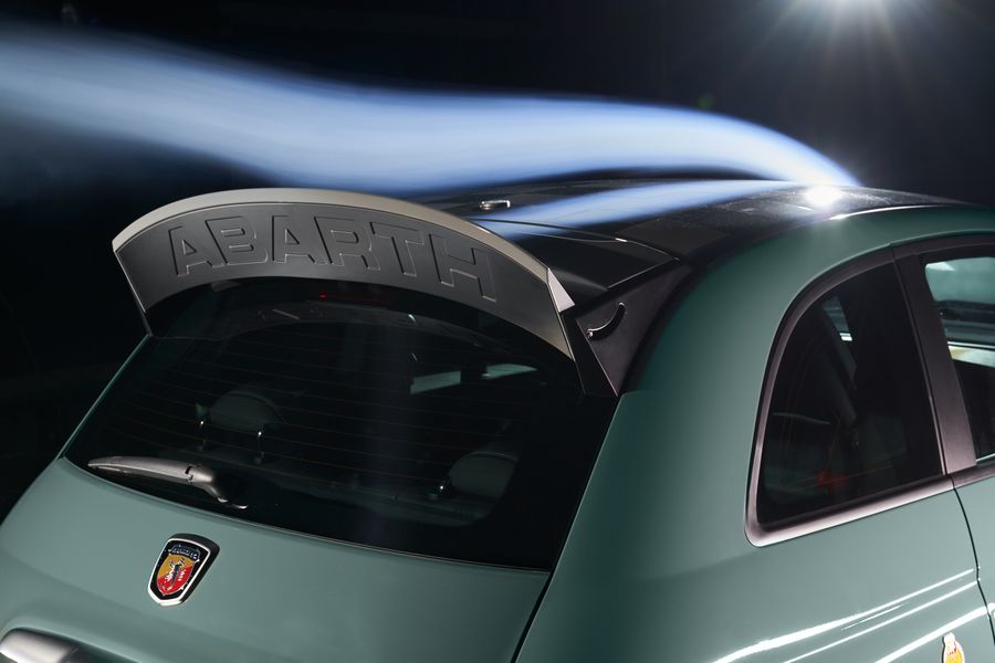 Alettone Spoiler ad Assetto Variabile aperto a 60° Abarth 695 70° Anniversario